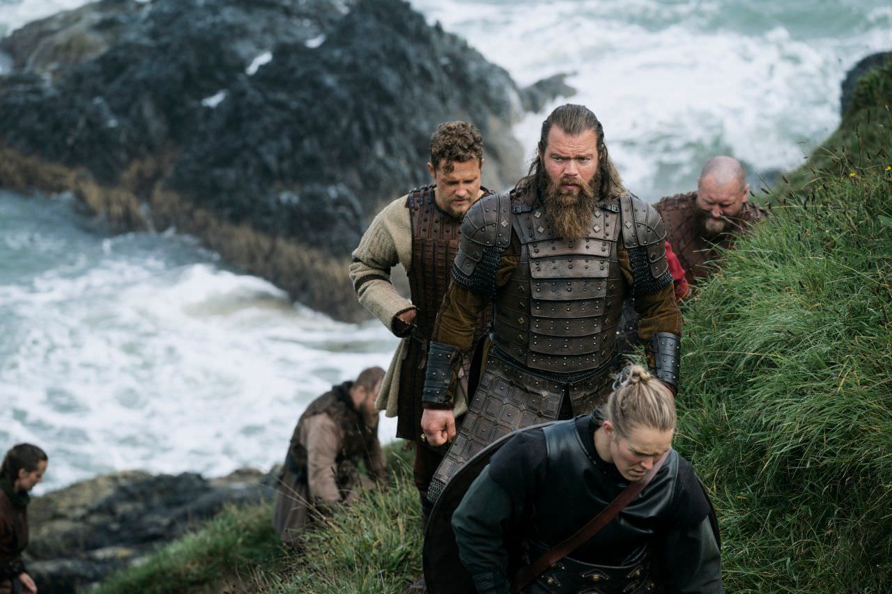 وایکینگ ها در حال عبور از کوهستان در فصل دوم سریال Vikings: Valhalla
