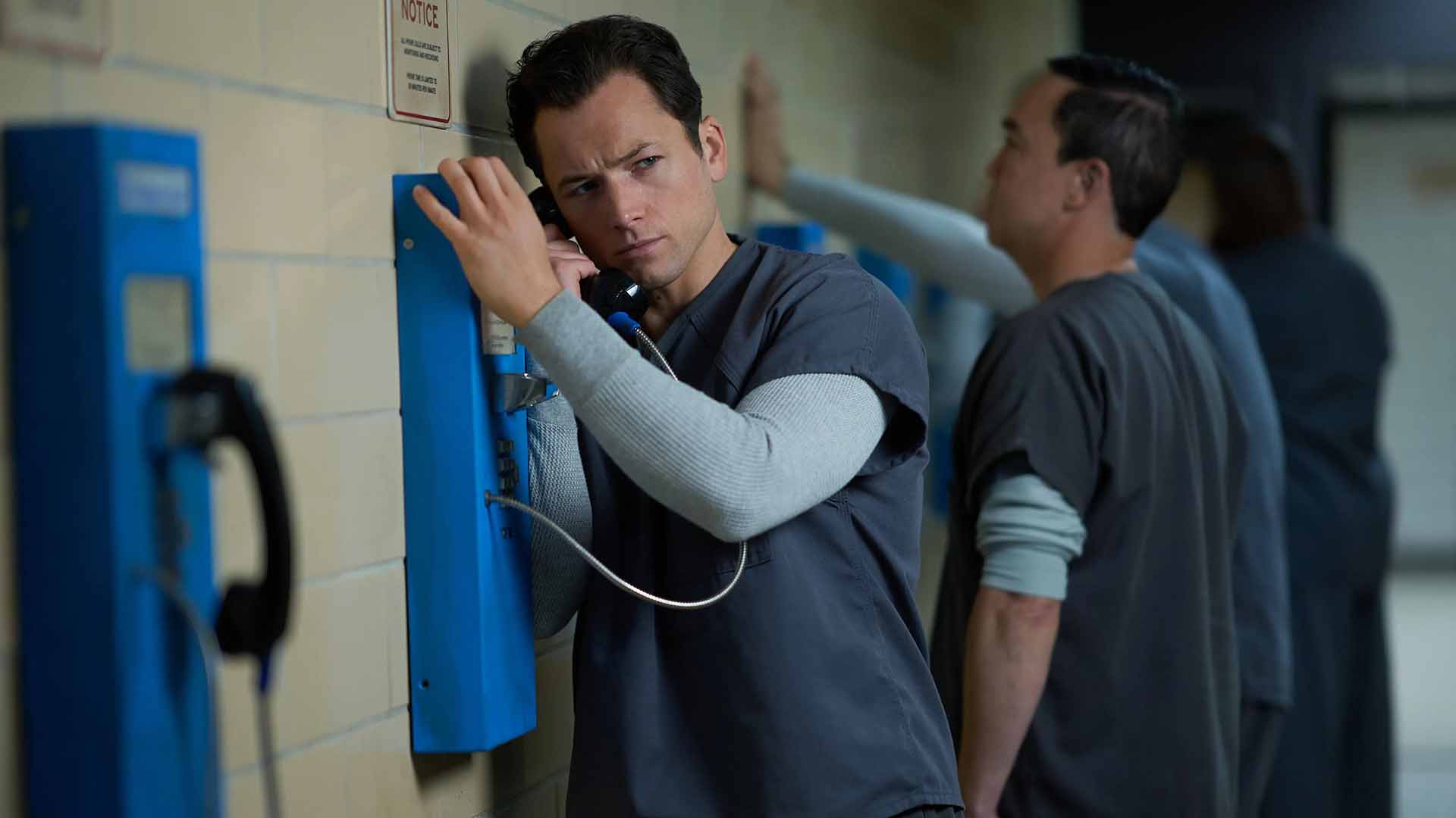 تارون اجرتون در حال تلفن صحبت کردن در زندان در سریال Black Bird