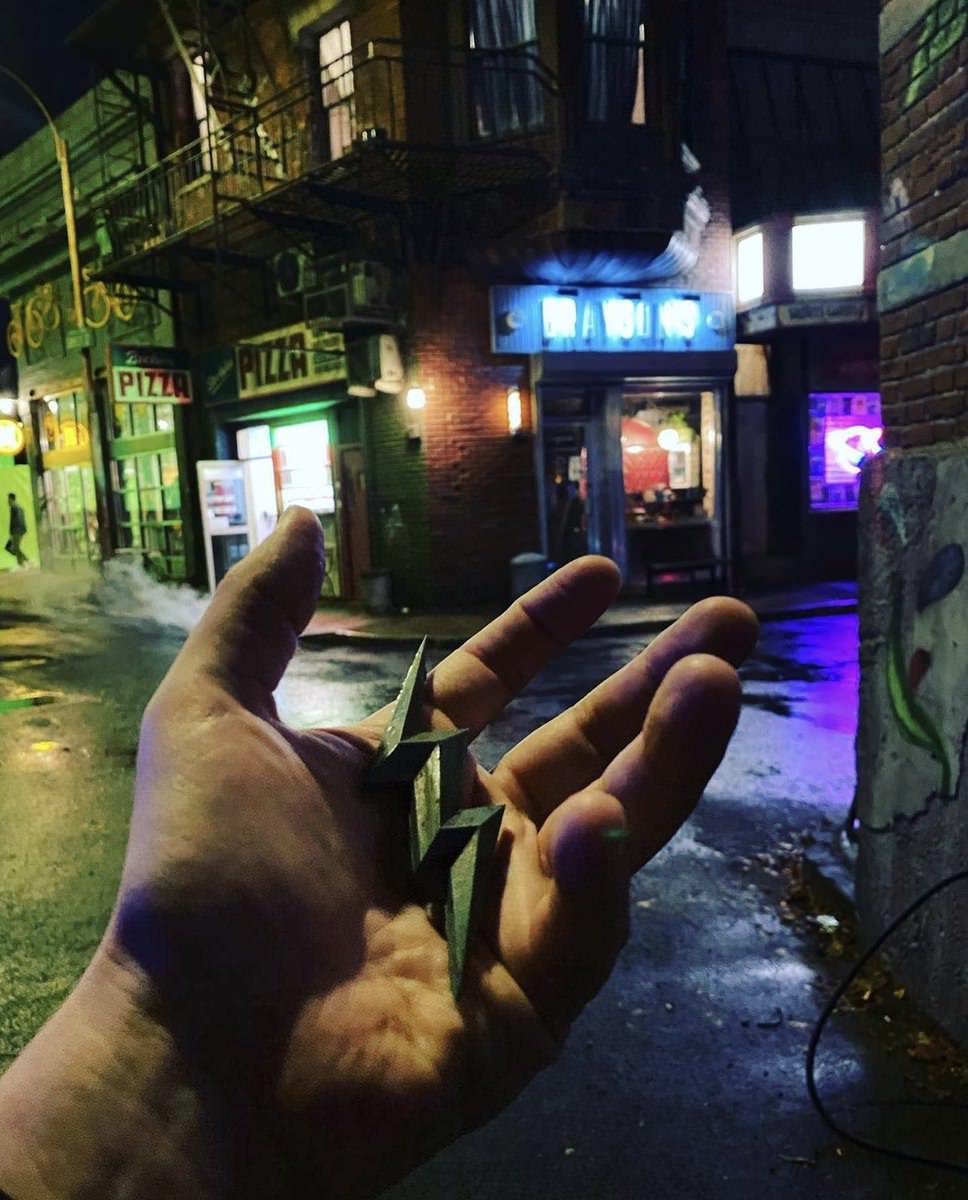 اندی موشیاتی با لوگو فلش در نیمه شب شهر سنترال سیتی در پشت صحنه فیلم The Flash