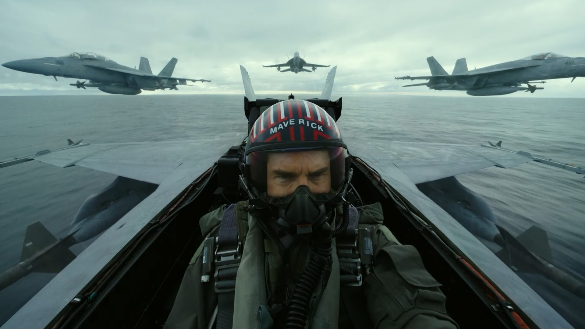تام کروز در نقش ماوریک در حال پرواز با جنگنده F/A18 سوپر هورنت در فیلم Top Gun: Maverick 