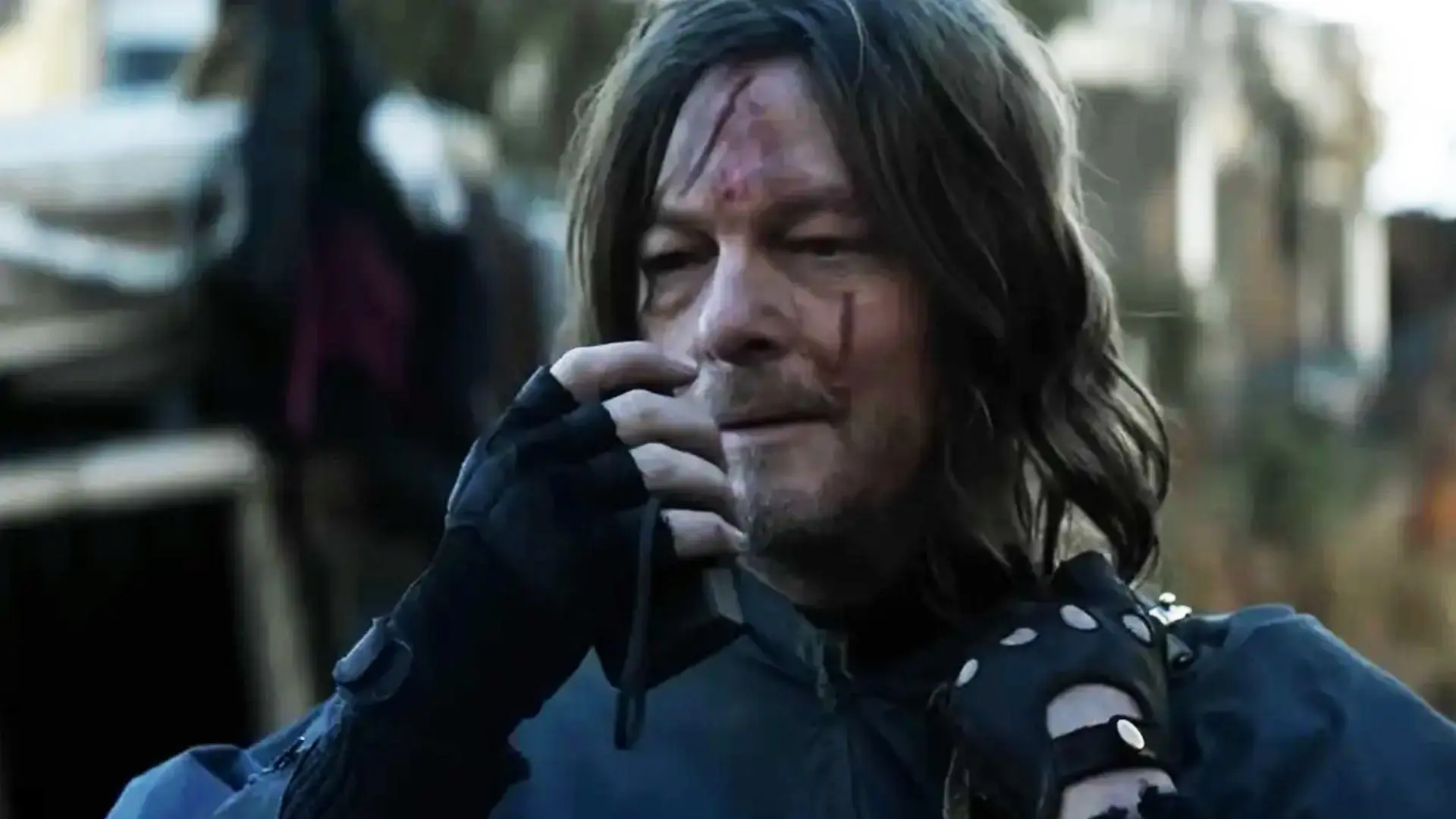 تلاش دریل دیکسون برای بازگشت به خانه در اولین کلیپ سریال The Walking Dead: Daryl Dixon