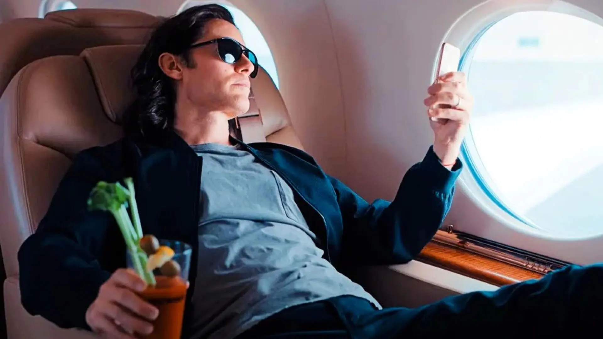 جرد لتو در سریال WeCrashed در هواپیمای شخصی نشسته است